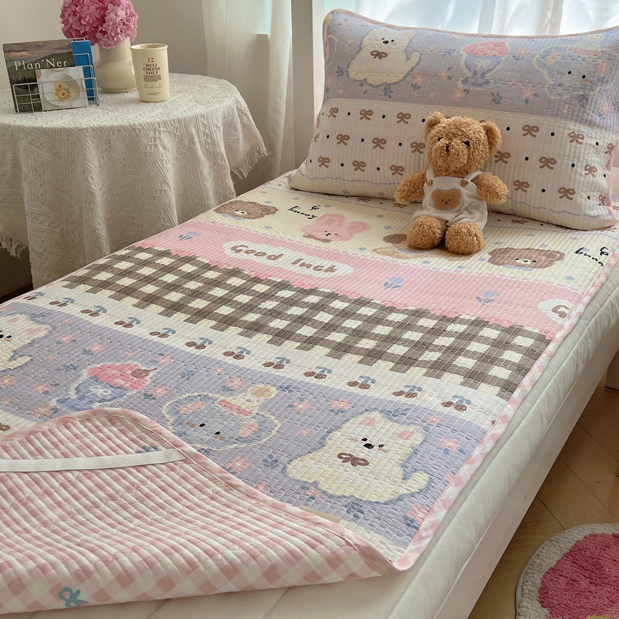 91家纺网 家纺一手货源 找家纺 六巷胡同 2025新款INS卡通A类双面全棉绗缝夹棉学生床盖 床盖-涂鸦动物集