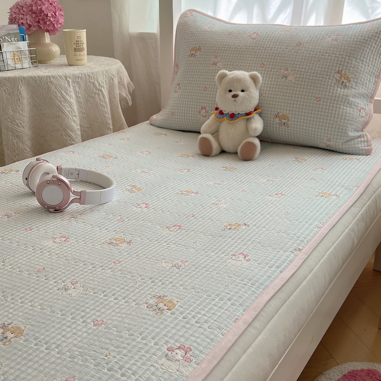 91家纺网 家纺一手货源 找家纺 六巷胡同 2025新款INS卡通A类双面全棉绗缝夹棉学生床盖 床盖-羞羞苹果犬