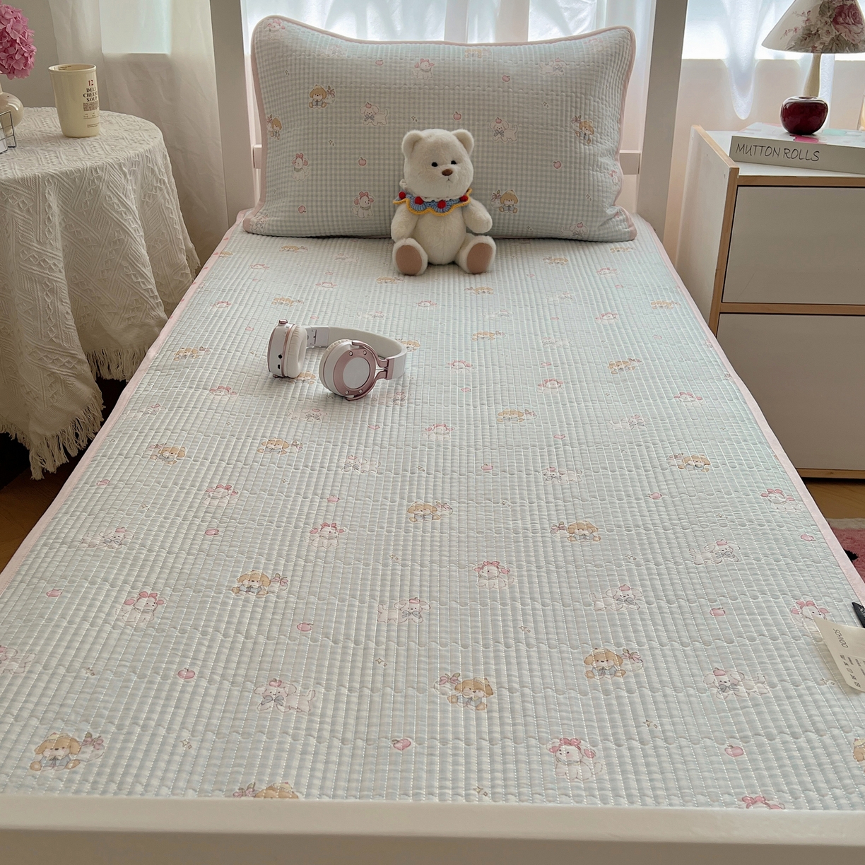 91家纺网 家纺一手货源 找家纺 六巷胡同 2025新款INS卡通A类双面全棉绗缝夹棉学生床盖 床盖-羞羞苹果犬