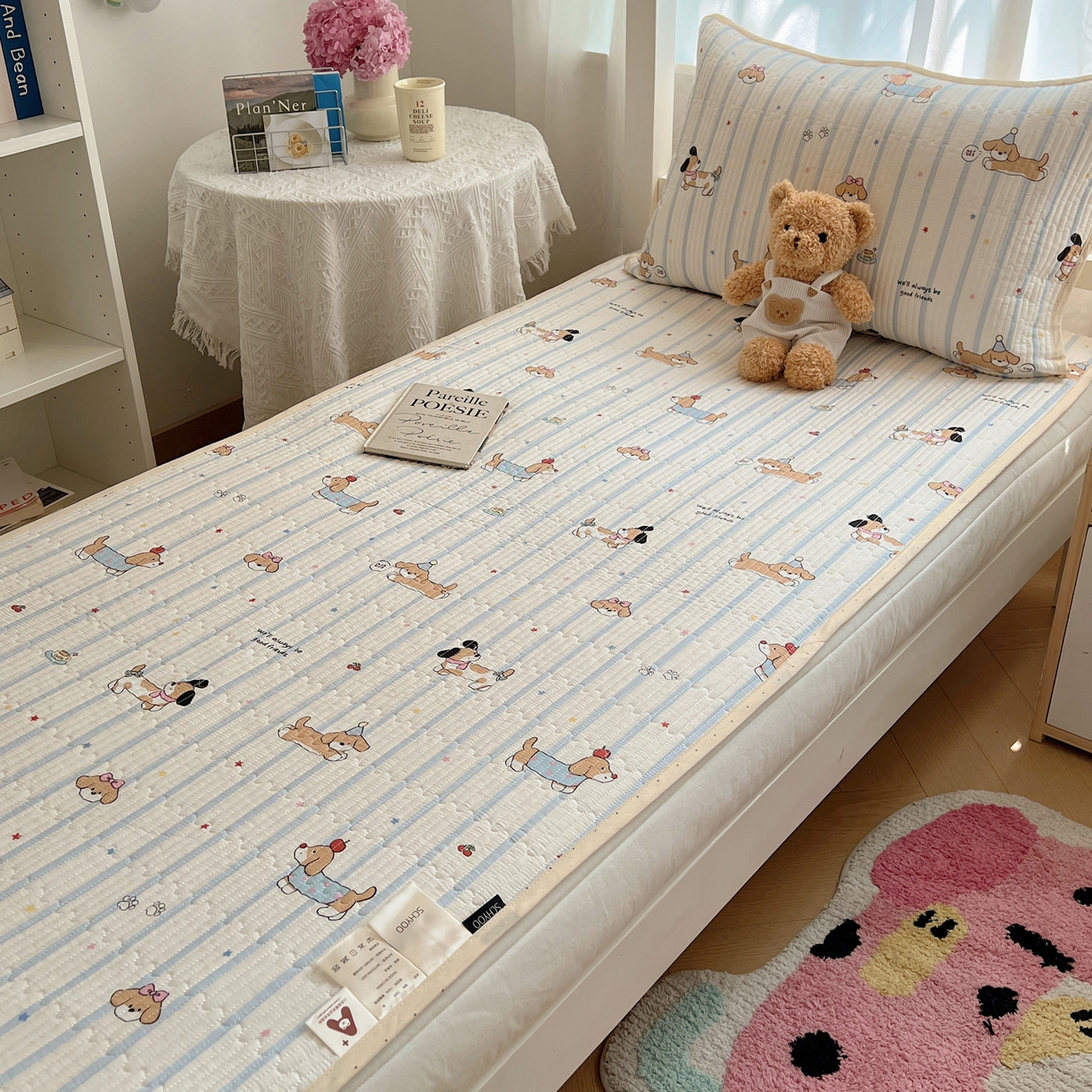 91家纺网 家纺一手货源 找家纺 六巷胡同 2025新款INS卡通A类双面全棉绗缝夹棉学生床盖 床盖-星星腊肠狗