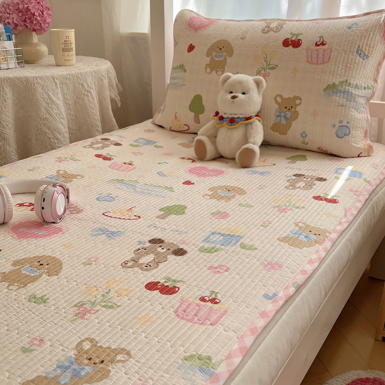 91家纺网 家纺一手货源 找家纺 六巷胡同 2025新款INS卡通A类双面全棉绗缝夹棉学生床盖 床盖-周末游园会