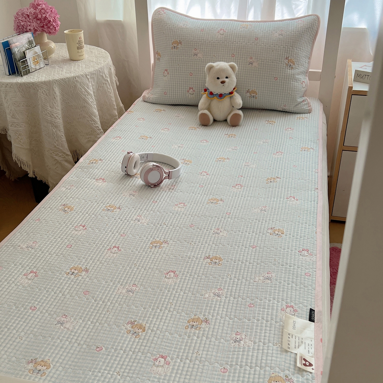 91家纺网 家纺一手货源 找家纺 六巷胡同 2025新款INS卡通A类双面全棉绗缝夹棉学生床盖 床盖-羞羞苹果犬