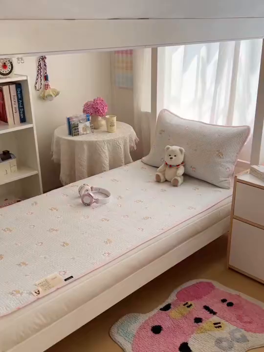 91家纺网 家纺一手货源 找家纺 六巷胡同 2025新款INS卡通A类双面全棉绗缝夹棉学生床盖 床盖-羞羞苹果犬