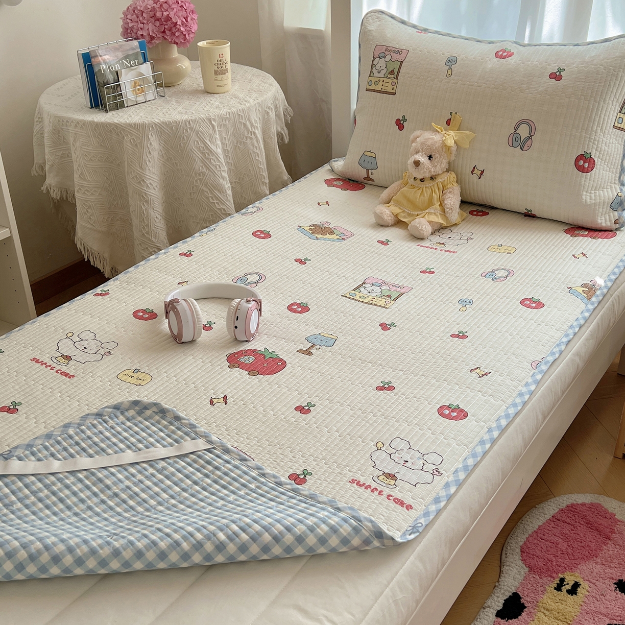 91家纺网 家纺一手货源 找家纺 六巷胡同 2025新款INS卡通A类双面全棉绗缝夹棉学生床盖 床盖-狗狗甜品屋