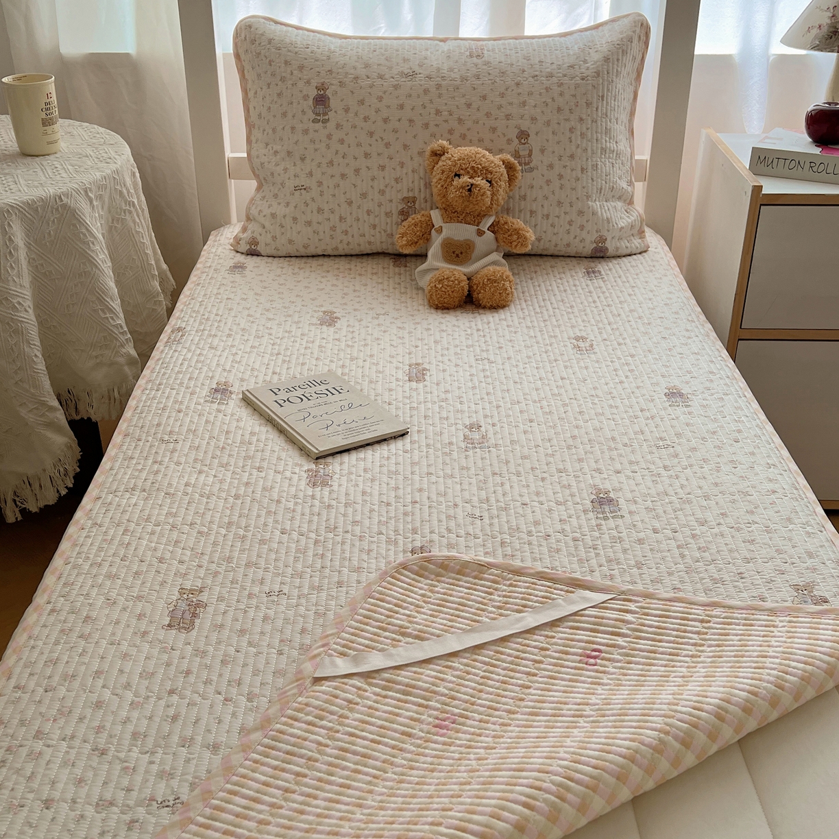 91家纺网 家纺一手货源 找家纺 六巷胡同 2025新款INS卡通A类双面全棉绗缝夹棉学生床盖 床盖-花丛知趣熊