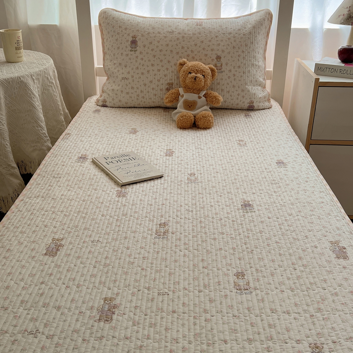 91家纺网 家纺一手货源 找家纺 六巷胡同 2025新款INS卡通A类双面全棉绗缝夹棉学生床盖 床盖-花丛知趣熊