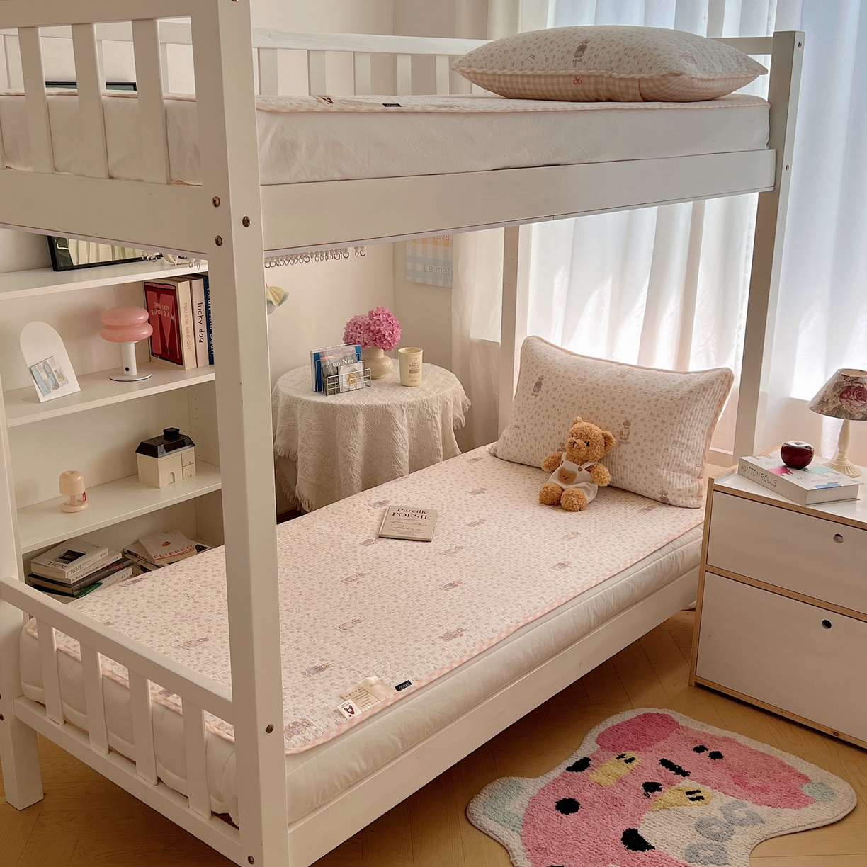 91家纺网 家纺一手货源 找家纺 六巷胡同 2025新款INS卡通A类双面全棉绗缝夹棉学生床盖 床盖-花丛知趣熊