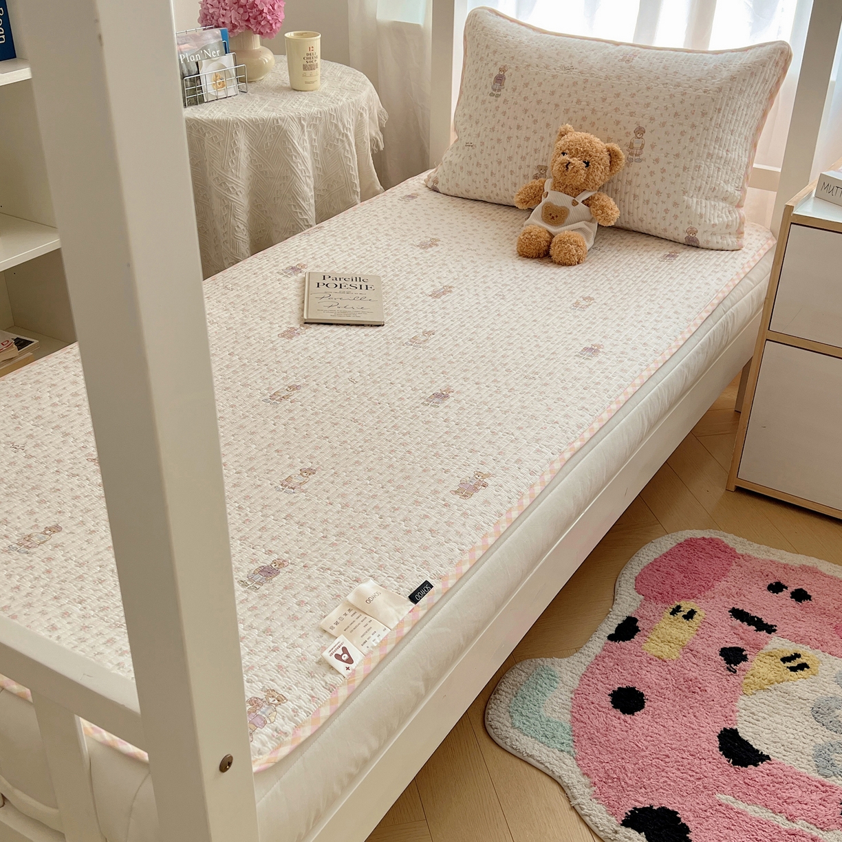 91家纺网 家纺一手货源 找家纺 六巷胡同 2025新款INS卡通A类双面全棉绗缝夹棉学生床盖 床盖-花丛知趣熊