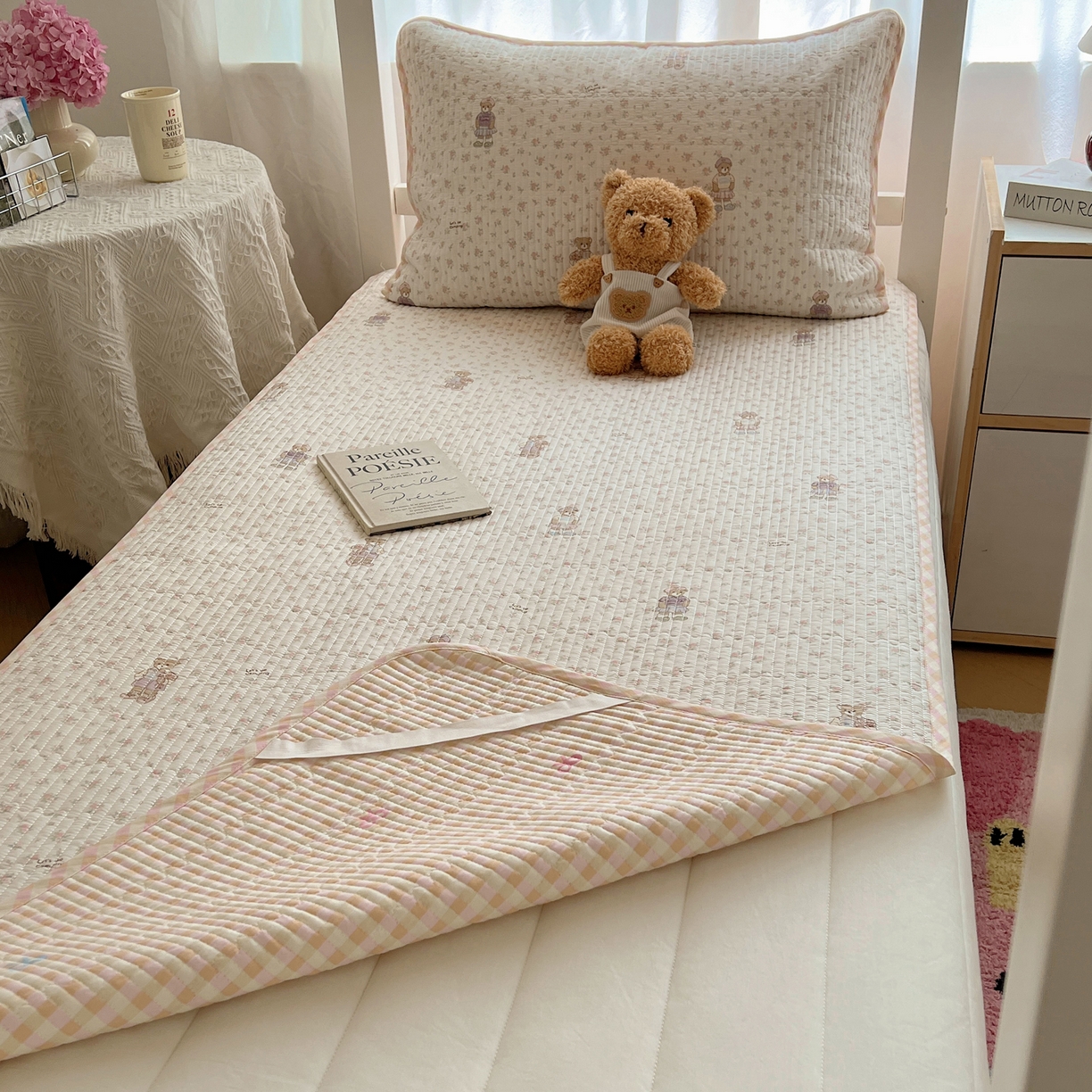 91家纺网 家纺一手货源 找家纺 六巷胡同 2025新款INS卡通A类双面全棉绗缝夹棉学生床盖 床盖-花丛知趣熊