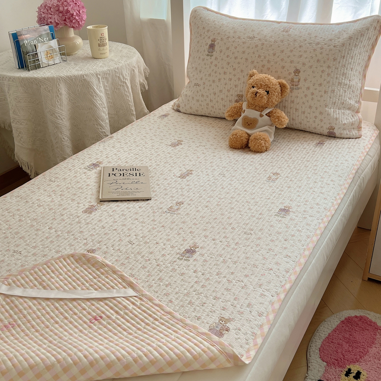 91家纺网 家纺一手货源 找家纺 六巷胡同 2025新款INS卡通A类双面全棉绗缝夹棉学生床盖 床盖-花丛知趣熊