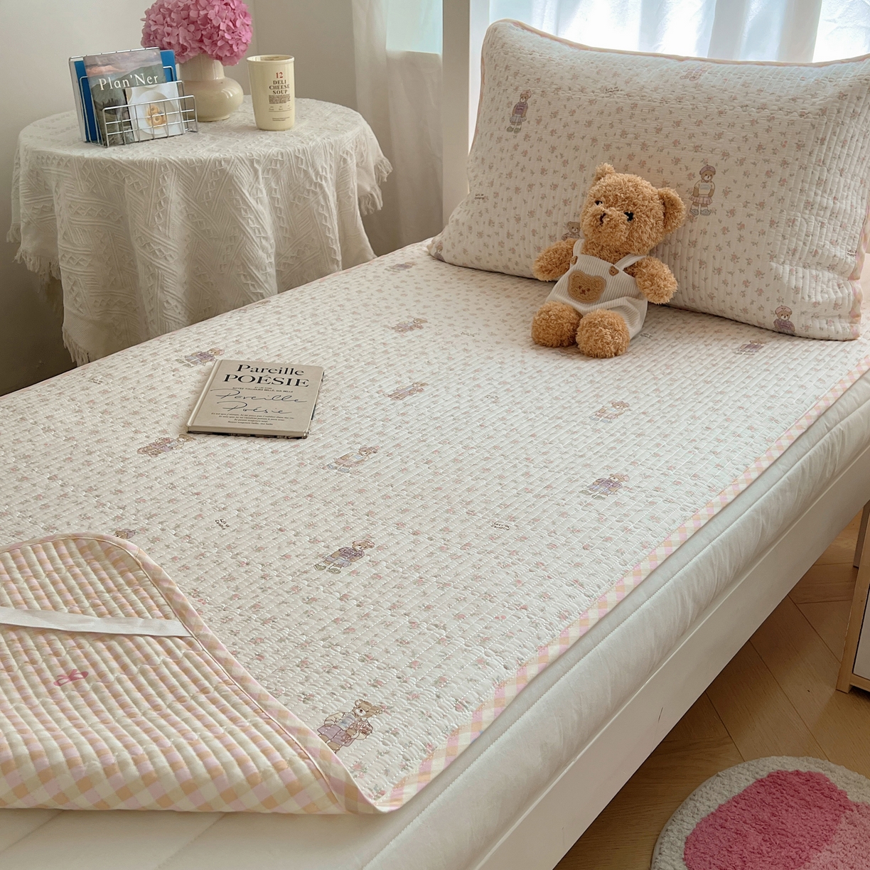 91家纺网 家纺一手货源 找家纺 六巷胡同 2025新款INS卡通A类双面全棉绗缝夹棉学生床盖 床盖-花丛知趣熊