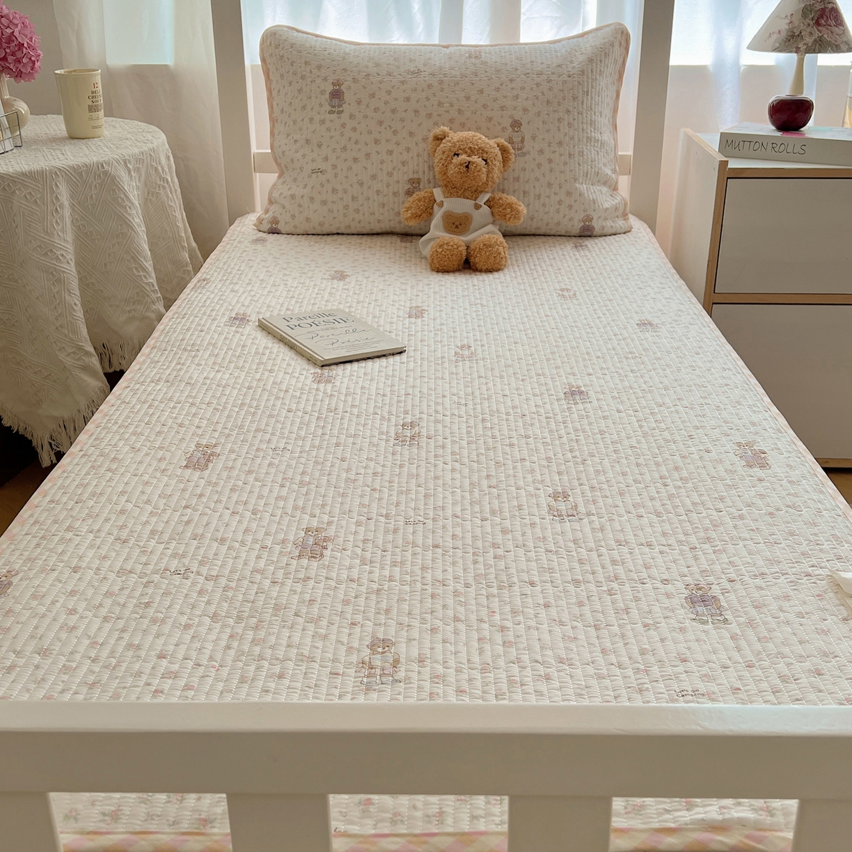 91家纺网 家纺一手货源 找家纺 六巷胡同 2025新款INS卡通A类双面全棉绗缝夹棉学生床盖 床盖-花丛知趣熊