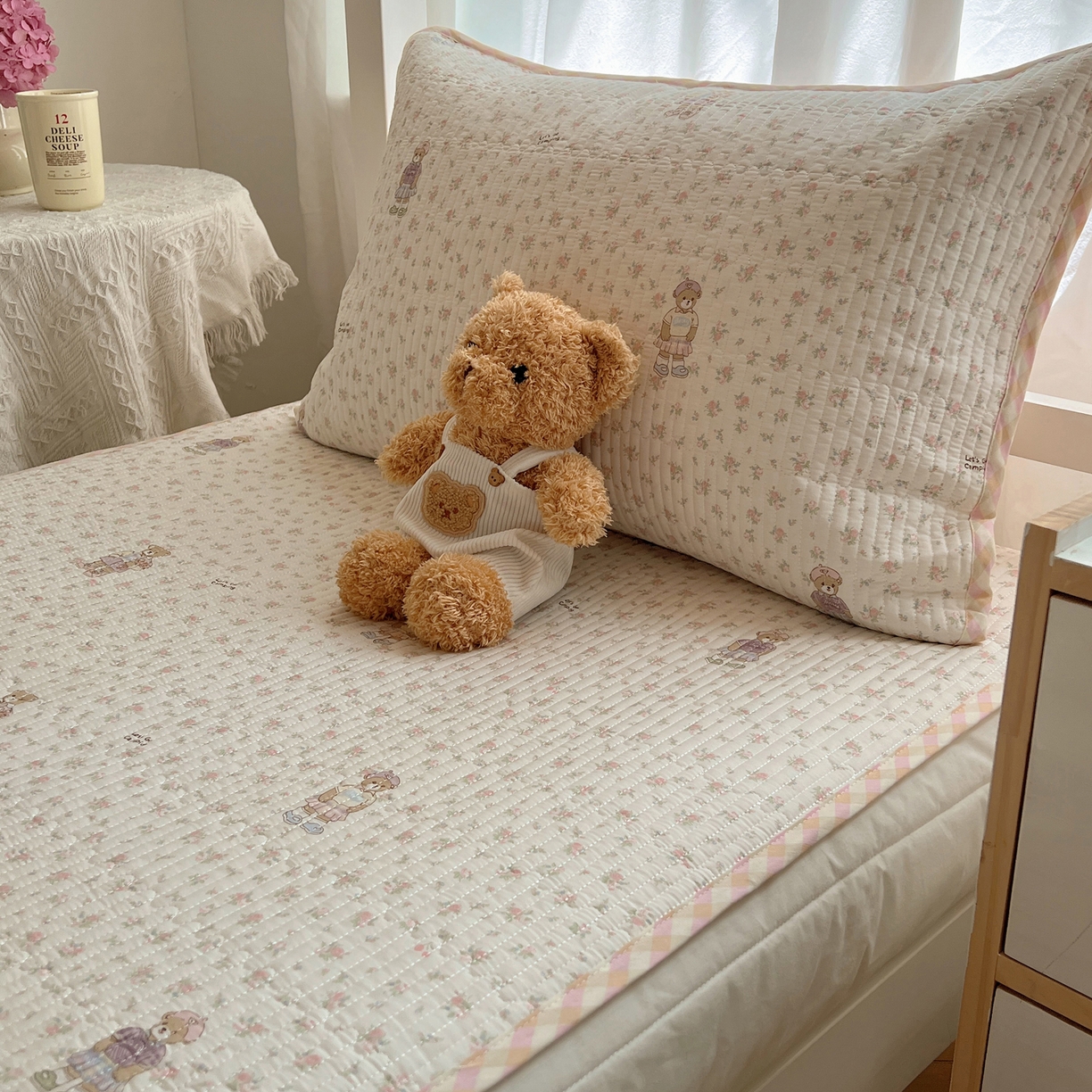 91家纺网 家纺一手货源 找家纺 六巷胡同 2025新款INS卡通A类双面全棉绗缝夹棉学生床盖 床盖-花丛知趣熊