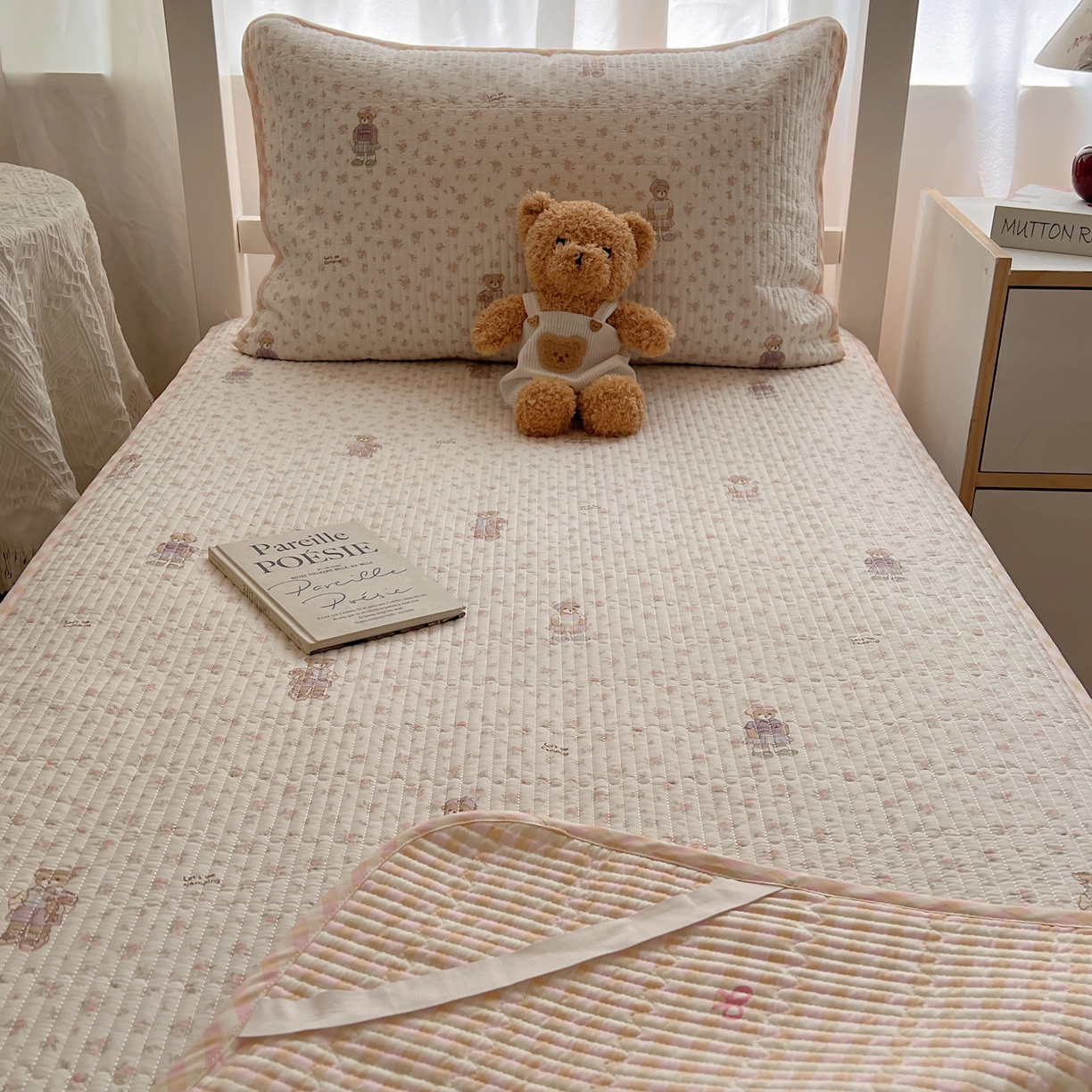 91家纺网 家纺一手货源 找家纺 六巷胡同 2025新款INS卡通A类双面全棉绗缝夹棉学生床盖 床盖-花丛知趣熊