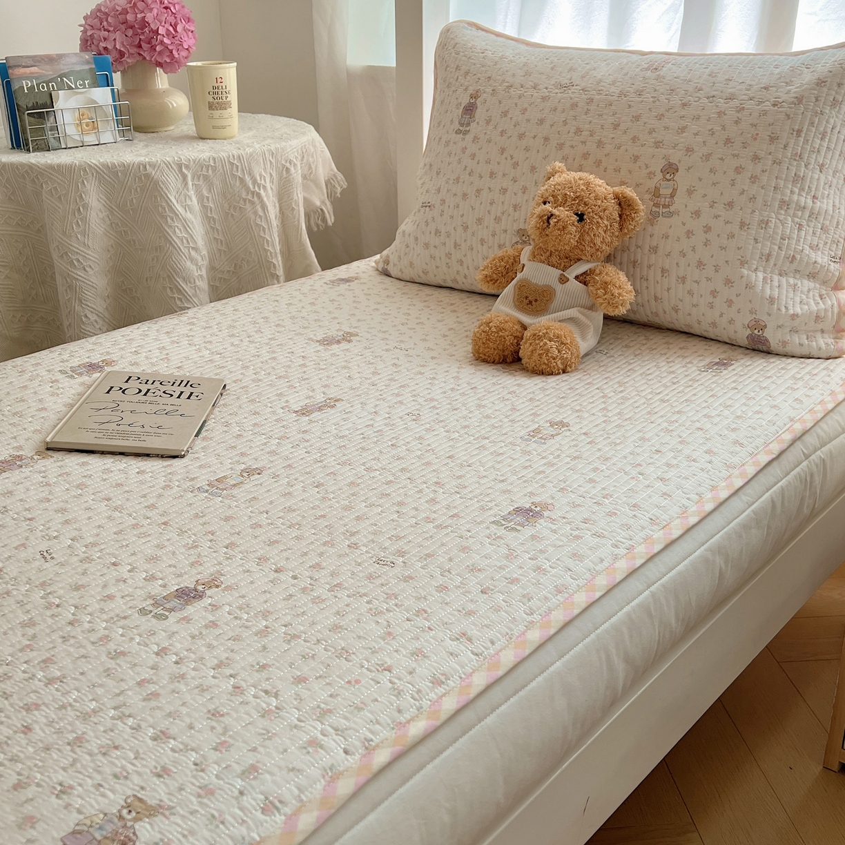 91家纺网 家纺一手货源 找家纺 六巷胡同 2025新款INS卡通A类双面全棉绗缝夹棉学生床盖 床盖-花丛知趣熊