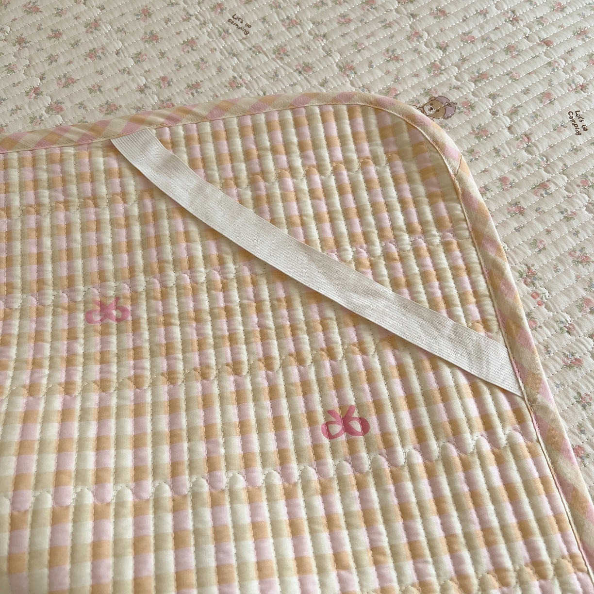 91家纺网 家纺一手货源 找家纺 六巷胡同 2025新款INS卡通A类双面全棉绗缝夹棉学生床盖 床盖-花丛知趣熊