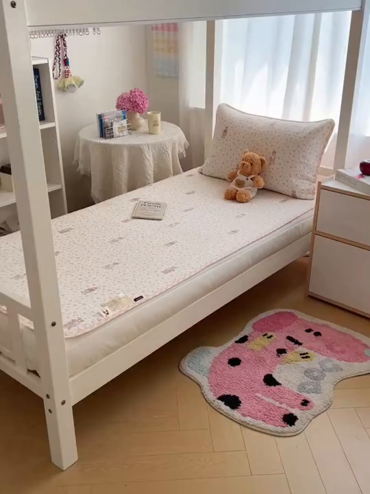 91家纺网 家纺一手货源 找家纺 六巷胡同 2025新款INS卡通A类双面全棉绗缝夹棉学生床盖 床盖-花丛知趣熊