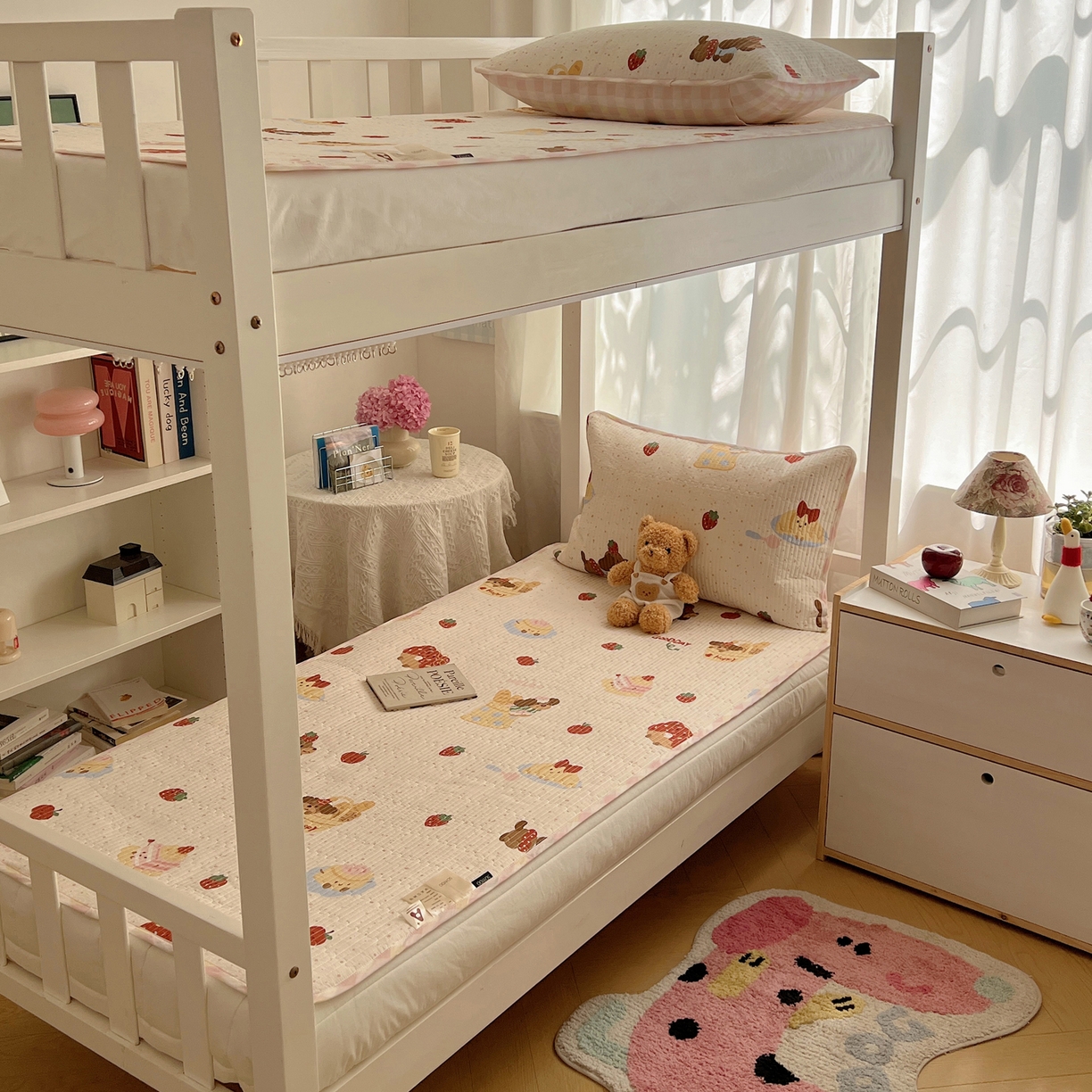 91家纺网 家纺一手货源 找家纺 六巷胡同 2025新款INS卡通A类双面全棉绗缝夹棉学生床盖 床盖-蛋糕腊肠狗