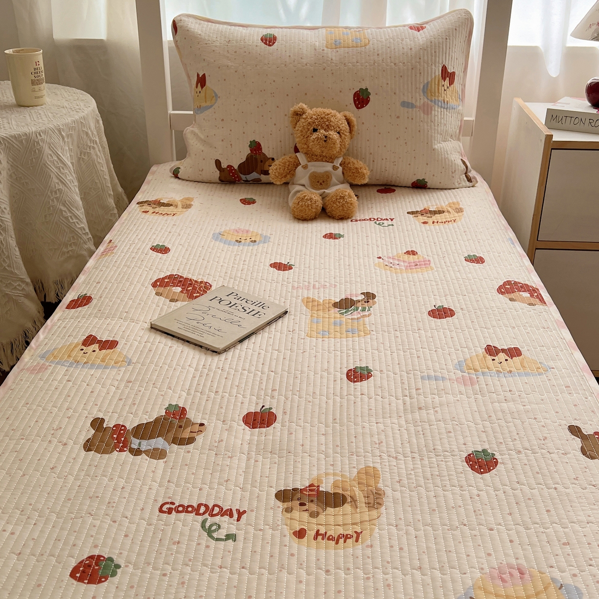 91家纺网 家纺一手货源 找家纺 六巷胡同 2025新款INS卡通A类双面全棉绗缝夹棉学生床盖 床盖-蛋糕腊肠狗