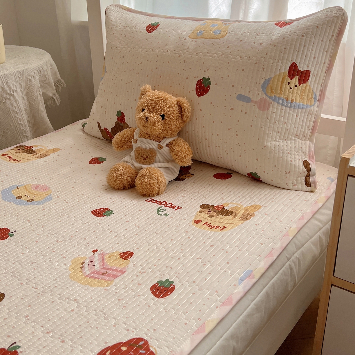 91家纺网 家纺一手货源 找家纺 六巷胡同 2025新款INS卡通A类双面全棉绗缝夹棉学生床盖 床盖-蛋糕腊肠狗