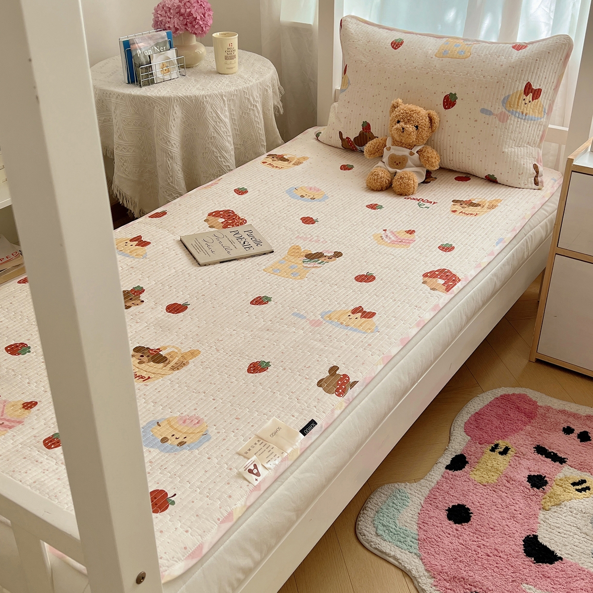 91家纺网 家纺一手货源 找家纺 六巷胡同 2025新款INS卡通A类双面全棉绗缝夹棉学生床盖 床盖-蛋糕腊肠狗