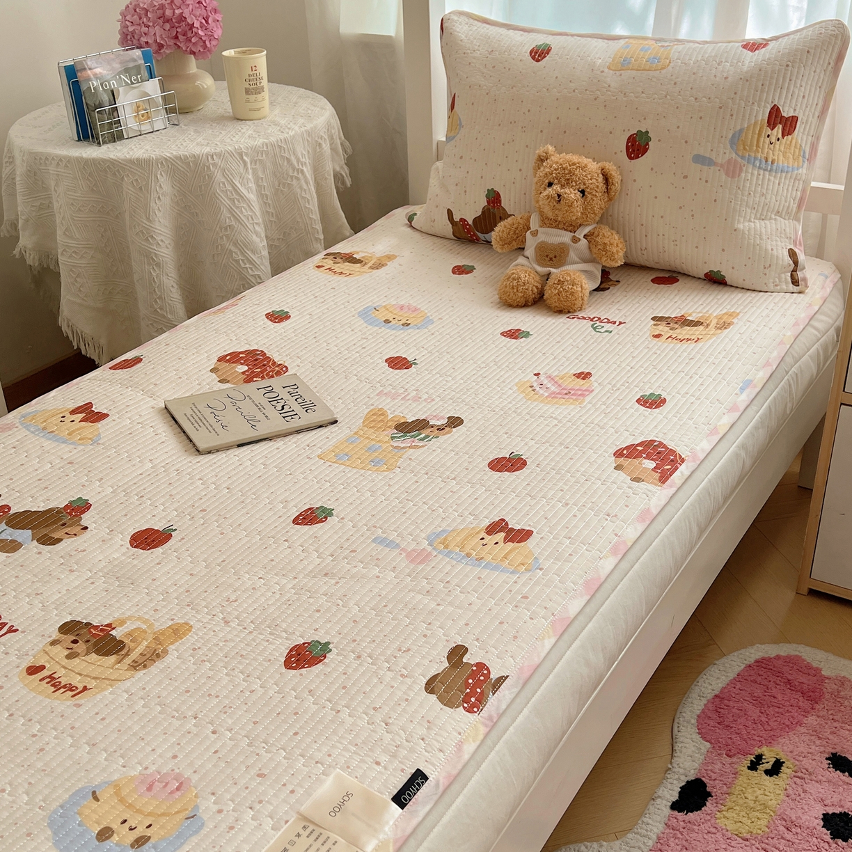 91家纺网 家纺一手货源 找家纺 六巷胡同 2025新款INS卡通A类双面全棉绗缝夹棉学生床盖 床盖-蛋糕腊肠狗