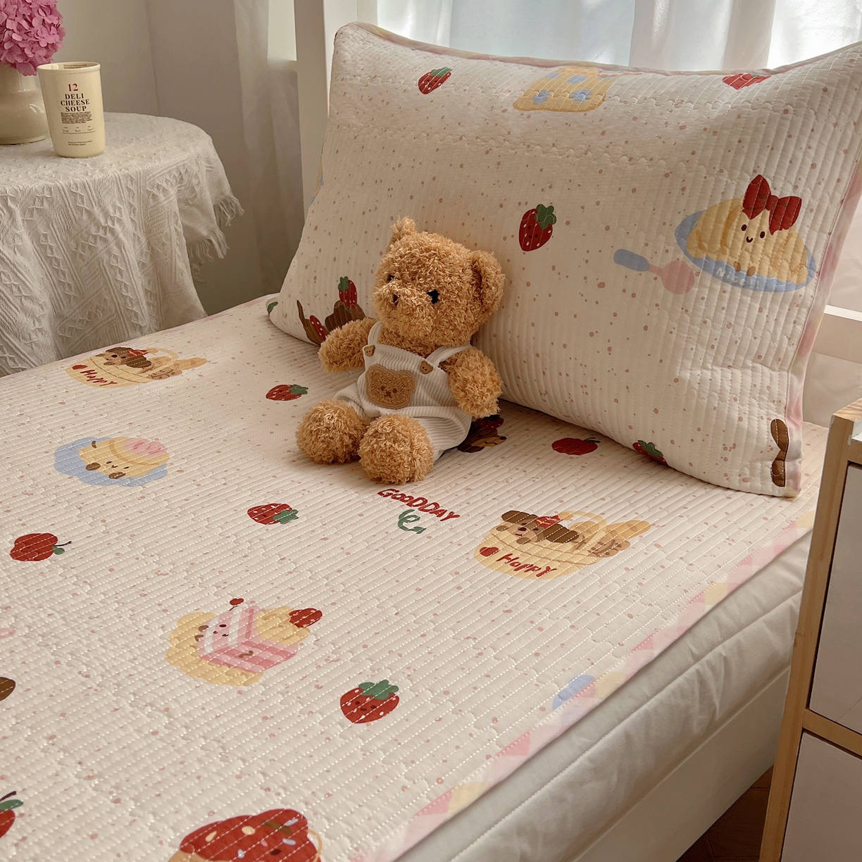 91家纺网 家纺一手货源 找家纺 六巷胡同 2025新款INS卡通A类双面全棉绗缝夹棉学生床盖 床盖-蛋糕腊肠狗