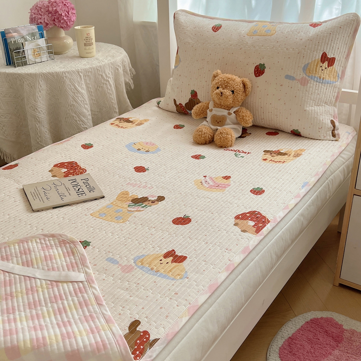 91家纺网 家纺一手货源 找家纺 六巷胡同 2025新款INS卡通A类双面全棉绗缝夹棉学生床盖 床盖-蛋糕腊肠狗