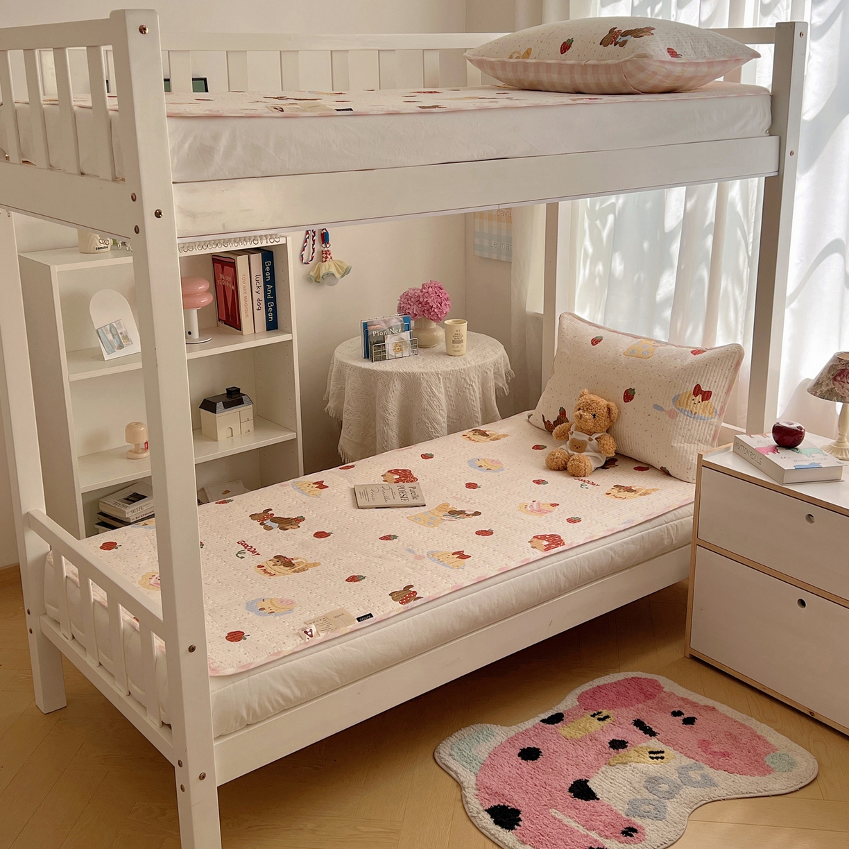 91家纺网 家纺一手货源 找家纺 六巷胡同 2025新款INS卡通A类双面全棉绗缝夹棉学生床盖 床盖-蛋糕腊肠狗