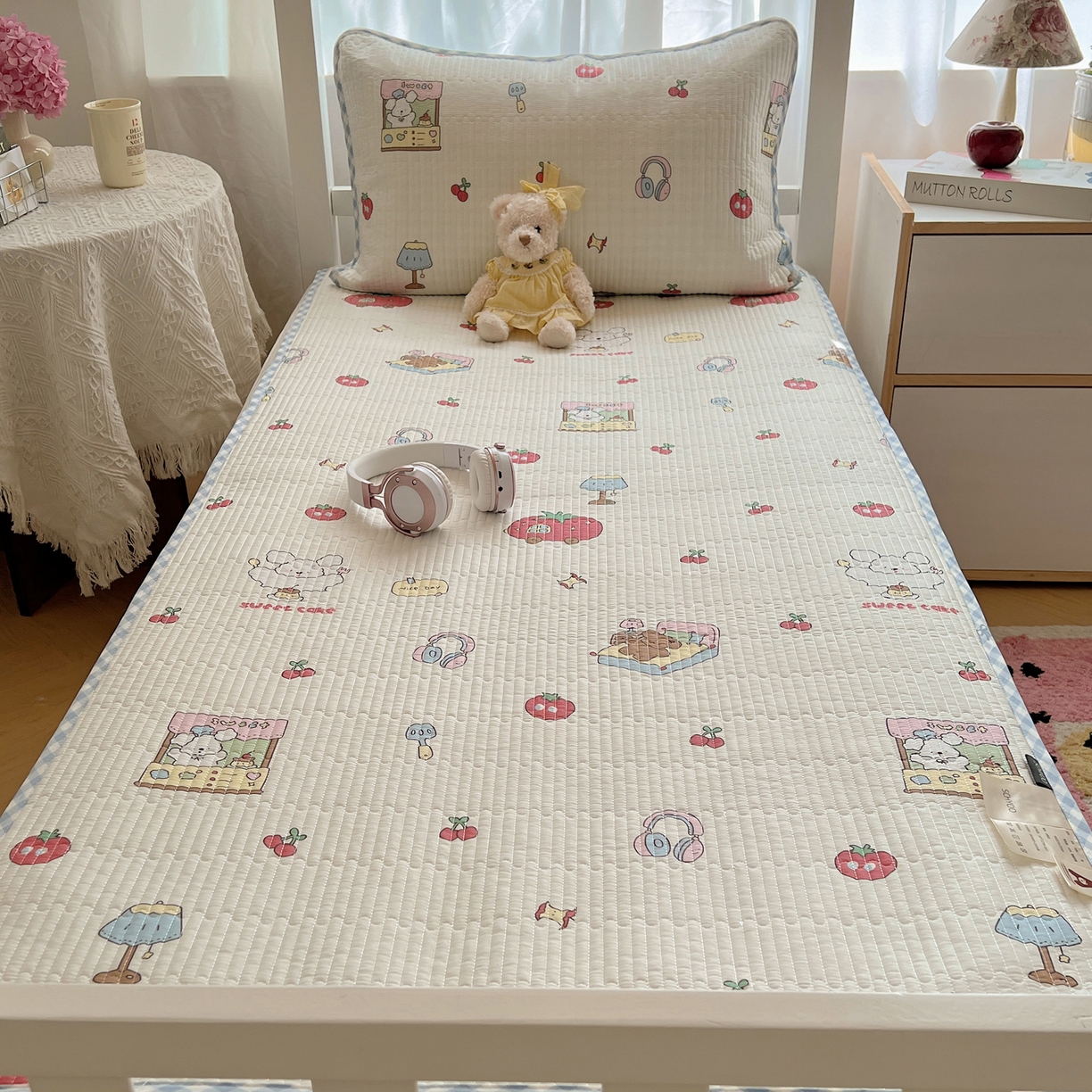 91家纺网 家纺一手货源 找家纺 六巷胡同 2025新款INS卡通A类双面全棉绗缝夹棉学生床盖 床盖-狗狗甜品屋