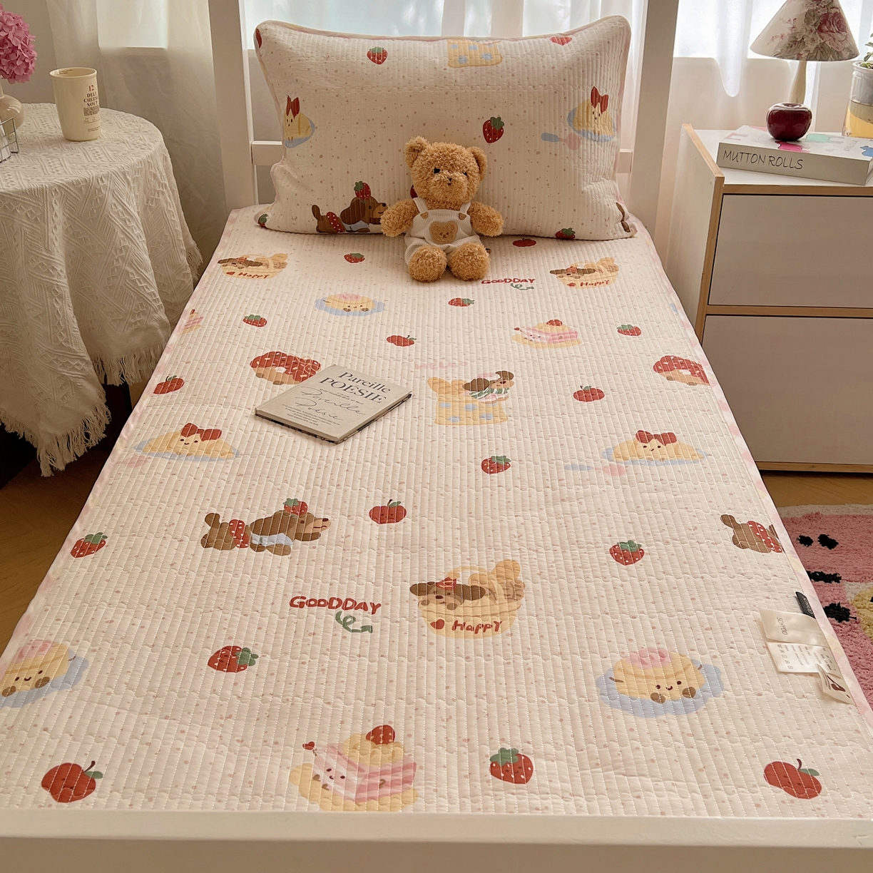 91家纺网 家纺一手货源 找家纺 六巷胡同 2025新款INS卡通A类双面全棉绗缝夹棉学生床盖 床盖-蛋糕腊肠狗