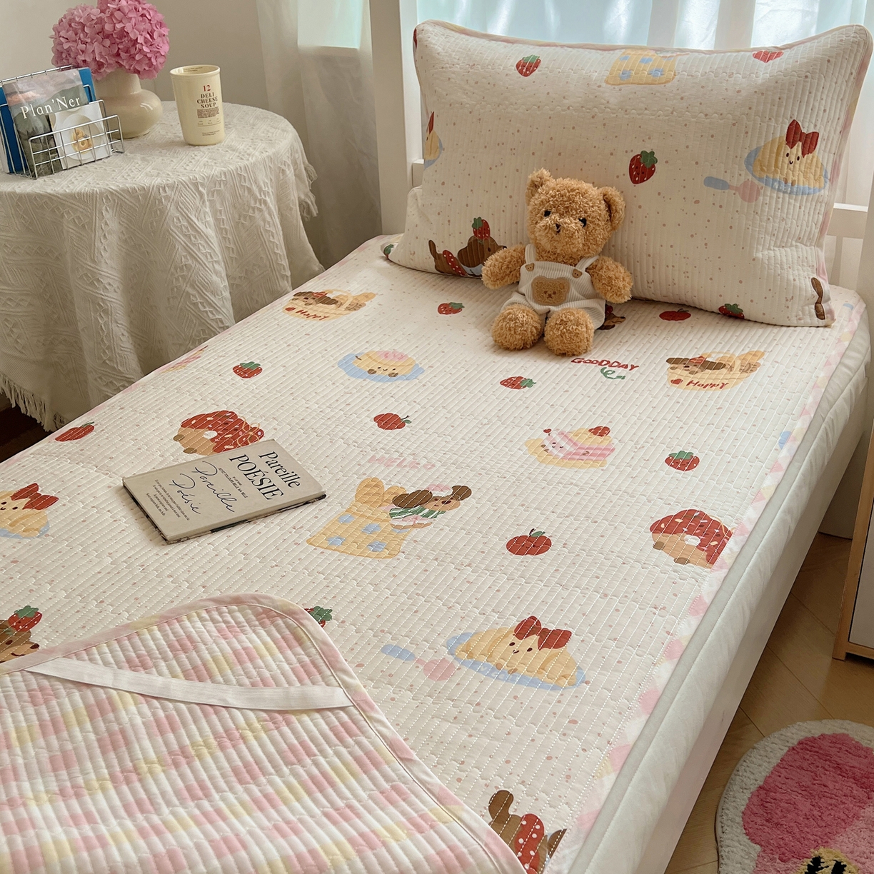 91家纺网 家纺一手货源 找家纺 六巷胡同 2025新款INS卡通A类双面全棉绗缝夹棉学生床盖 床盖-蛋糕腊肠狗