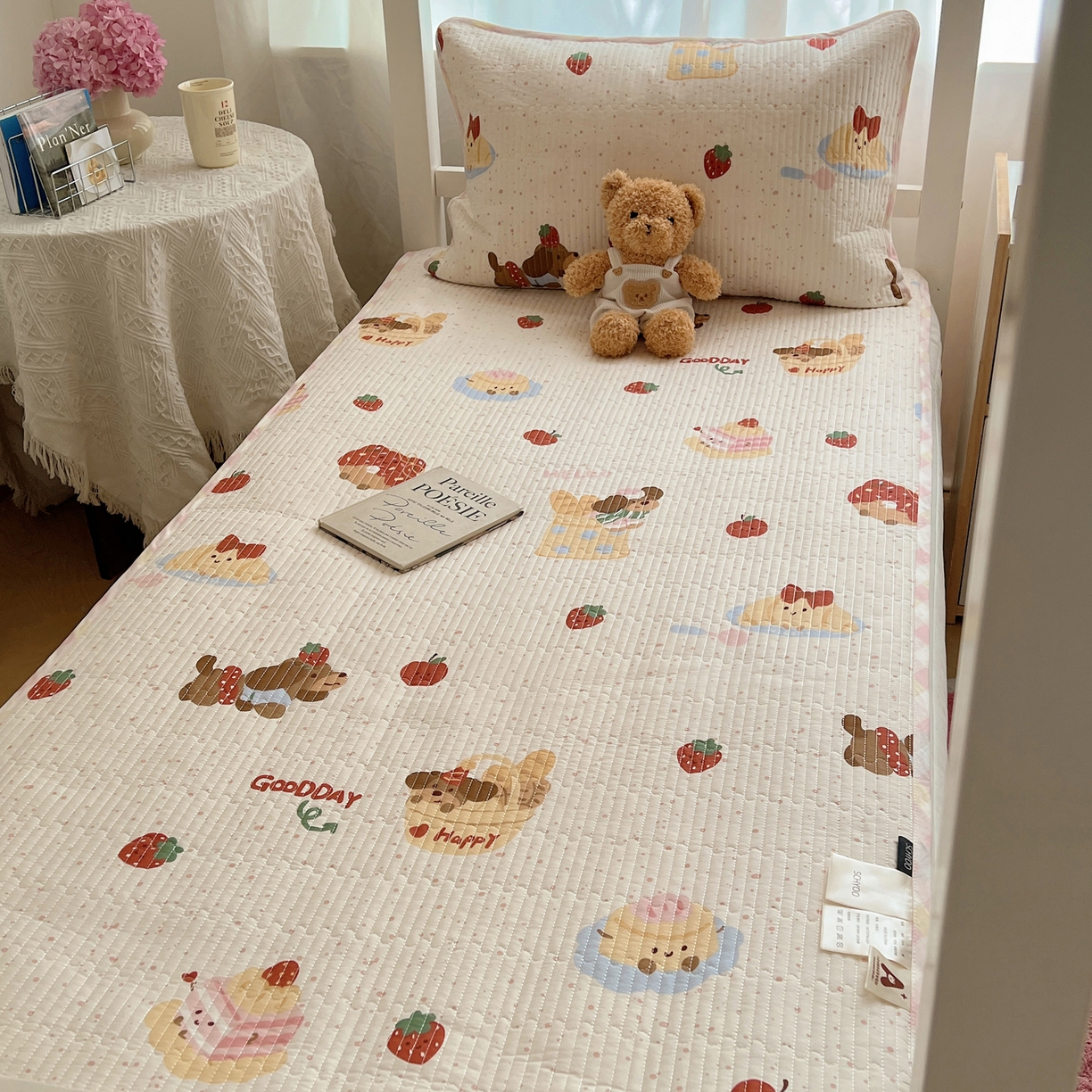 91家纺网 家纺一手货源 找家纺 六巷胡同 2025新款INS卡通A类双面全棉绗缝夹棉学生床盖 床盖-蛋糕腊肠狗