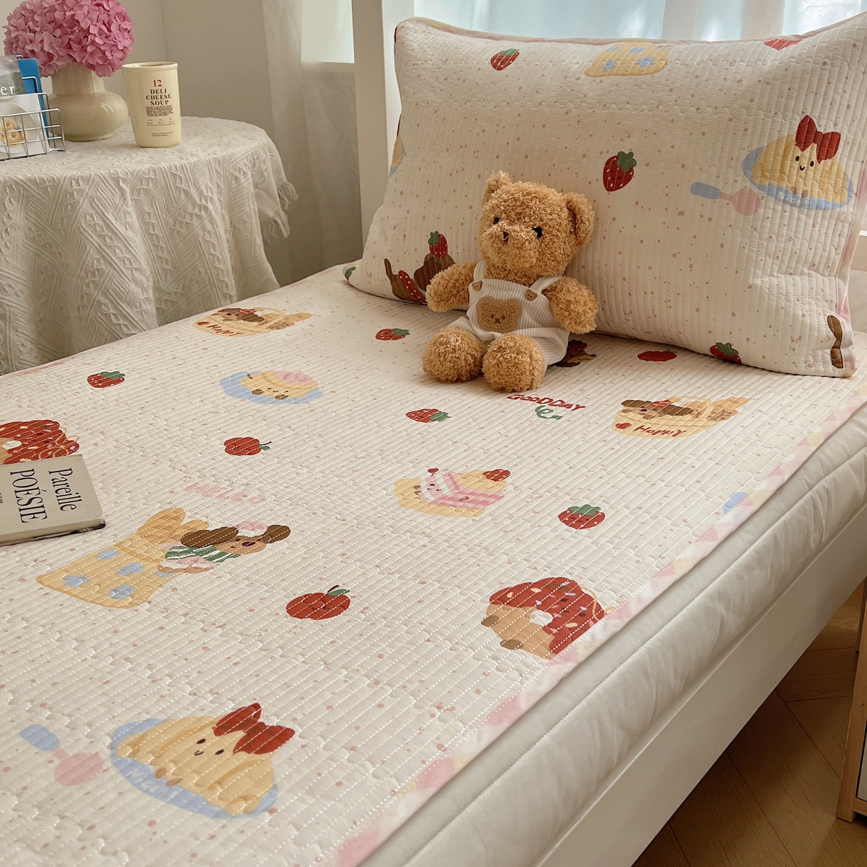 91家纺网 家纺一手货源 找家纺 六巷胡同 2025新款INS卡通A类双面全棉绗缝夹棉学生床盖 床盖-蛋糕腊肠狗