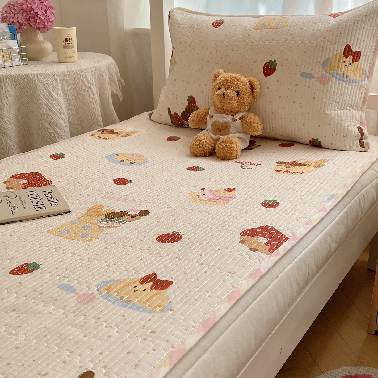 91家纺网 家纺一手货源 找家纺 六巷胡同 2025新款INS卡通A类双面全棉绗缝夹棉学生床盖 床盖-蛋糕腊肠狗