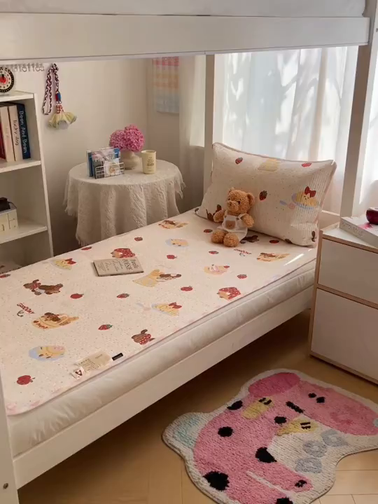 91家纺网 家纺一手货源 找家纺 六巷胡同 2025新款INS卡通A类双面全棉绗缝夹棉学生床盖 床盖-蛋糕腊肠狗