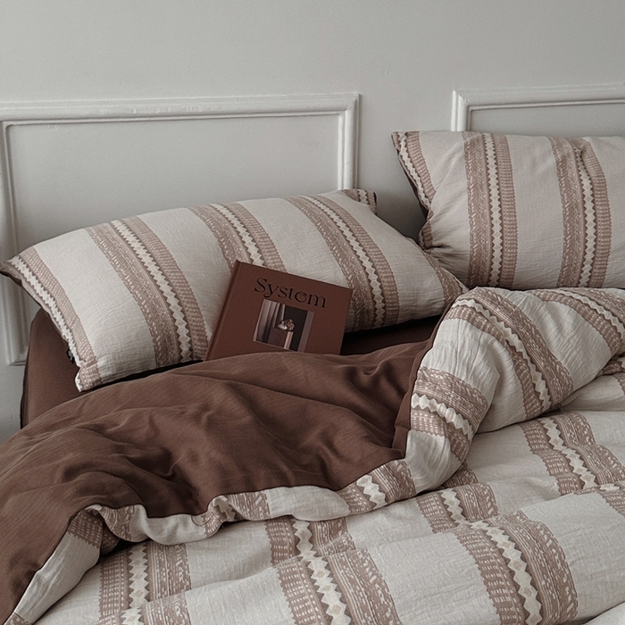 91家纺网 家纺一手货源 找家纺 （总）柚可家居 2025新款40支全棉纯棉提花人字纹四件套-克拉玛依夜（风格二）（严格控价券后不低于：318和338元，套件会员减20元）