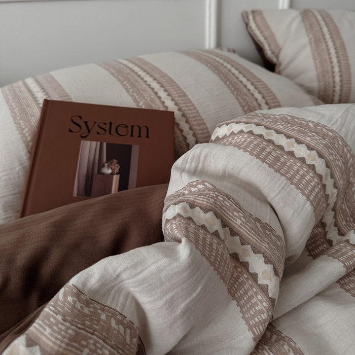 91家纺网 家纺一手货源 找家纺 （总）柚可家居 2025新款40支全棉纯棉提花人字纹四件套-克拉玛依夜（风格二）（严格控价券后不低于：318和338元，套件会员减20元）