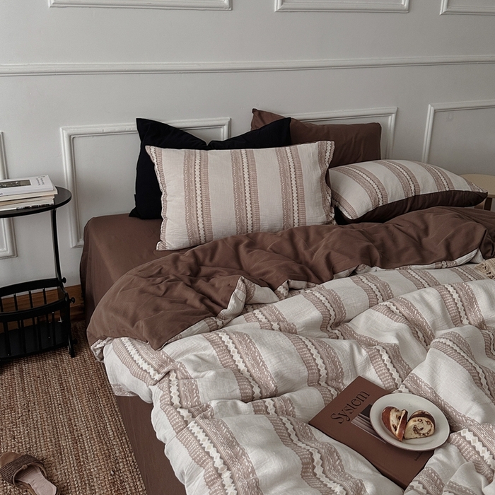 91家纺网 家纺一手货源 找家纺 （总）柚可家居 2025新款40支全棉纯棉提花人字纹四件套-克拉玛依夜（风格二）（严格控价券后不低于：318和338元，套件会员减20元）