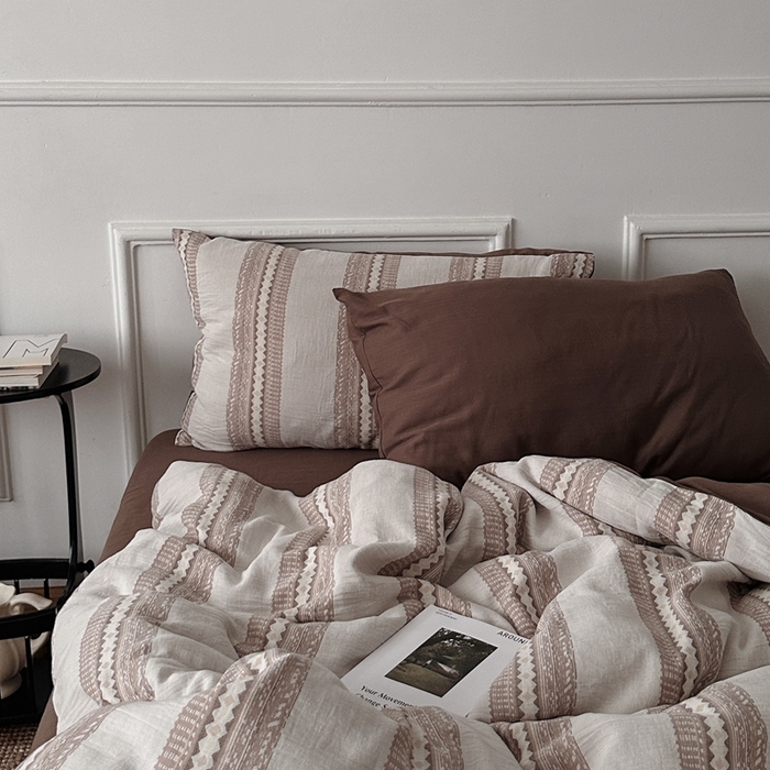 91家纺网 家纺一手货源 找家纺 （总）柚可家居 2025新款40支全棉纯棉提花人字纹四件套-克拉玛依夜（风格二）（严格控价券后不低于：318和338元，套件会员减20元）