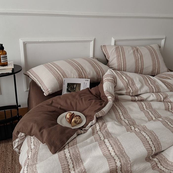 91家纺网 家纺一手货源 找家纺 柚可家居 2025新款40支全棉纯棉提花人字纹四件套-克拉玛依夜（风格二）（严格控价券后不低于：318和338元，套件会员减20元） 克拉玛依夜（枕套提花一对）