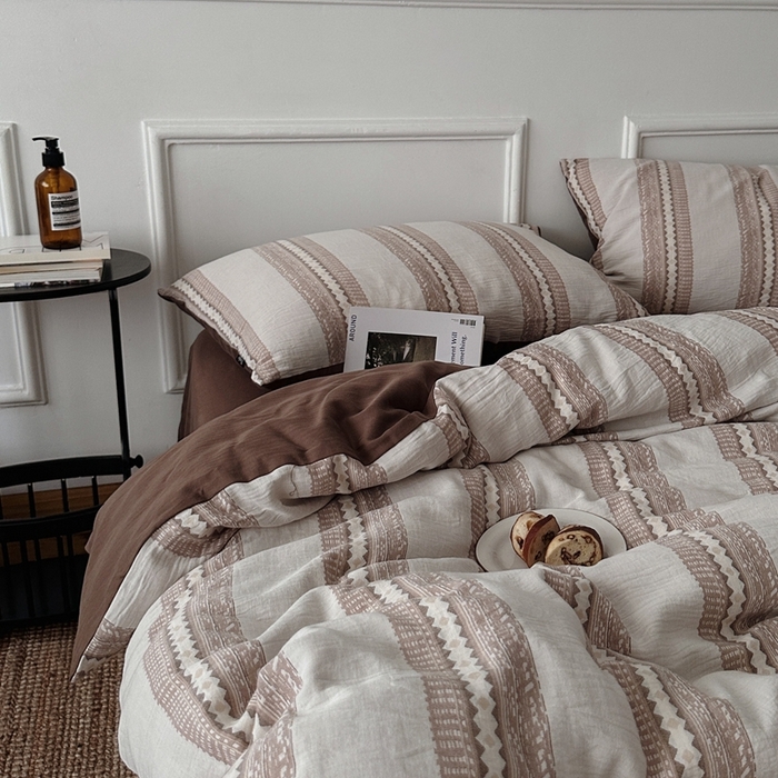 91家纺网 家纺一手货源 找家纺 柚可家居 2025新款40支全棉纯棉提花人字纹四件套-克拉玛依夜（风格二）（严格控价券后不低于：318和338元，套件会员减20元） 克拉玛依夜（枕套提花一对）