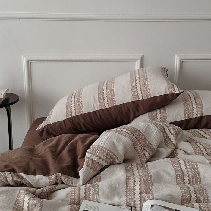 91家纺网 家纺一手货源 找家纺 柚可家居 2025新款40支全棉纯棉提花人字纹四件套-克拉玛依夜（风格二）（严格控价券后不低于：318和338元，套件会员减20元） 克拉玛依夜（枕套提花一对）