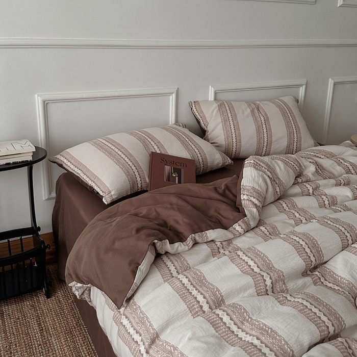 91家纺网 家纺一手货源 找家纺 柚可家居 2025新款40支全棉纯棉提花人字纹四件套-克拉玛依夜（风格二）（严格控价券后不低于：318和338元，套件会员减20元） 克拉玛依夜（枕套提花一对）