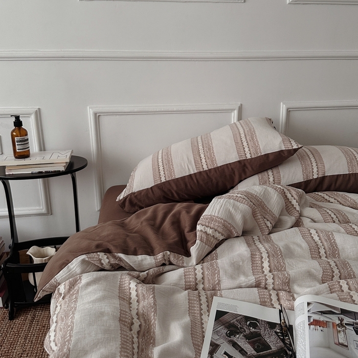 91家纺网 家纺一手货源 找家纺 柚可家居 2025新款40支全棉纯棉提花人字纹四件套-克拉玛依夜（风格二）（严格控价券后不低于：318和338元，套件会员减20元） 克拉玛依夜（枕套提花一对）