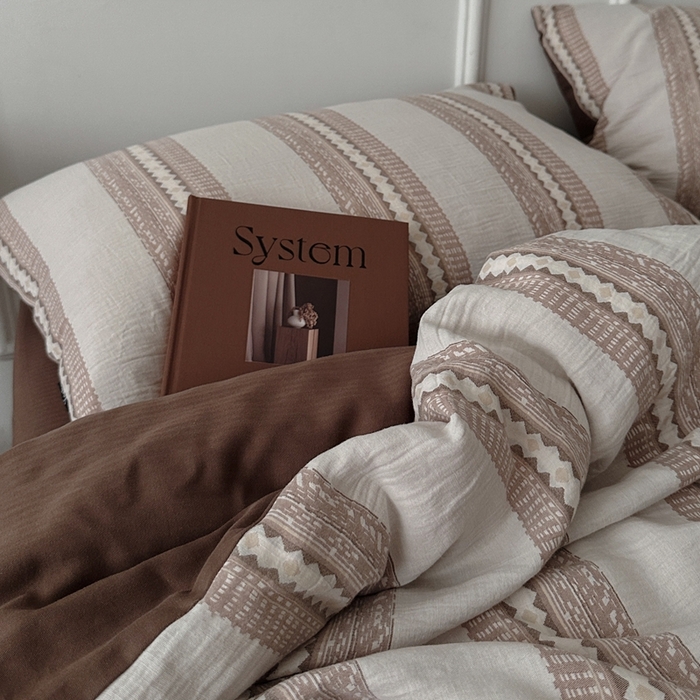 91家纺网 家纺一手货源 找家纺 柚可家居 2025新款40支全棉纯棉提花人字纹四件套-克拉玛依夜（风格二）（严格控价券后不低于：318和338元，套件会员减20元） 克拉玛依夜（枕套提花一对）