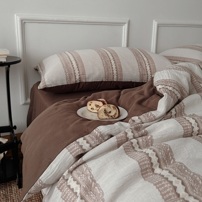 91家纺网 家纺一手货源 找家纺 柚可家居 2025新款40支全棉纯棉提花人字纹四件套-克拉玛依夜（风格二）（严格控价券后不低于：318和338元，套件会员减20元） 克拉玛依夜（枕套提花一对）