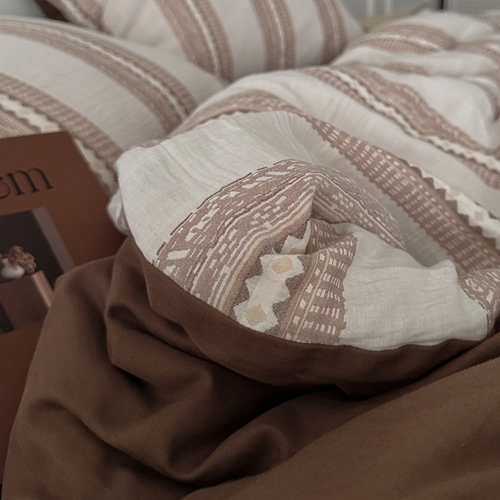 91家纺网 家纺一手货源 找家纺 柚可家居 2025新款40支全棉纯棉提花人字纹四件套-克拉玛依夜（风格二）（严格控价券后不低于：318和338元，套件会员减20元） 克拉玛依夜（枕套提花一对）