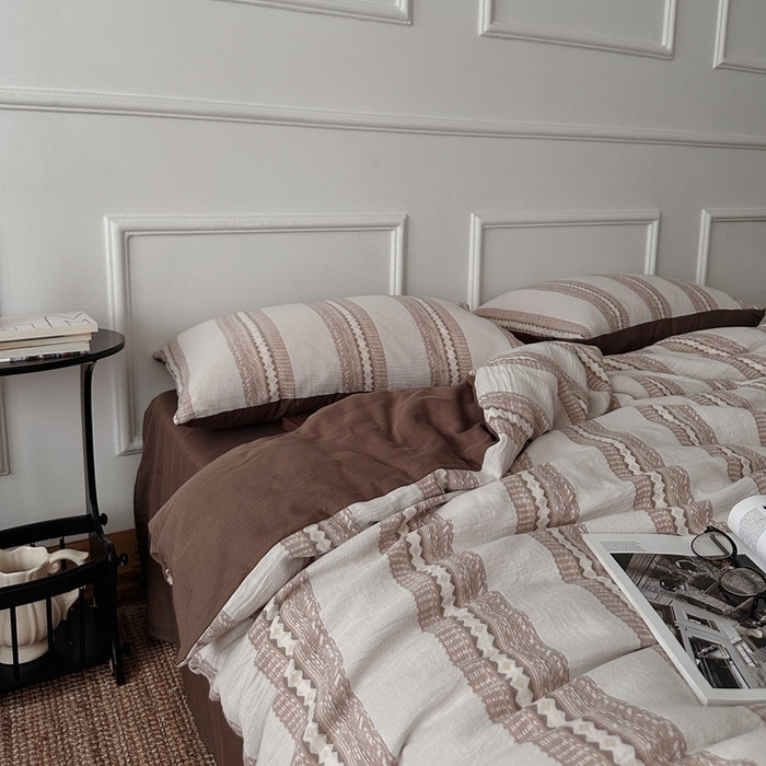 91家纺网 家纺一手货源 找家纺 柚可家居 2025新款40支全棉纯棉提花人字纹四件套-克拉玛依夜（风格二）（严格控价券后不低于：318和338元，套件会员减20元） 克拉玛依夜（枕套提花一对）