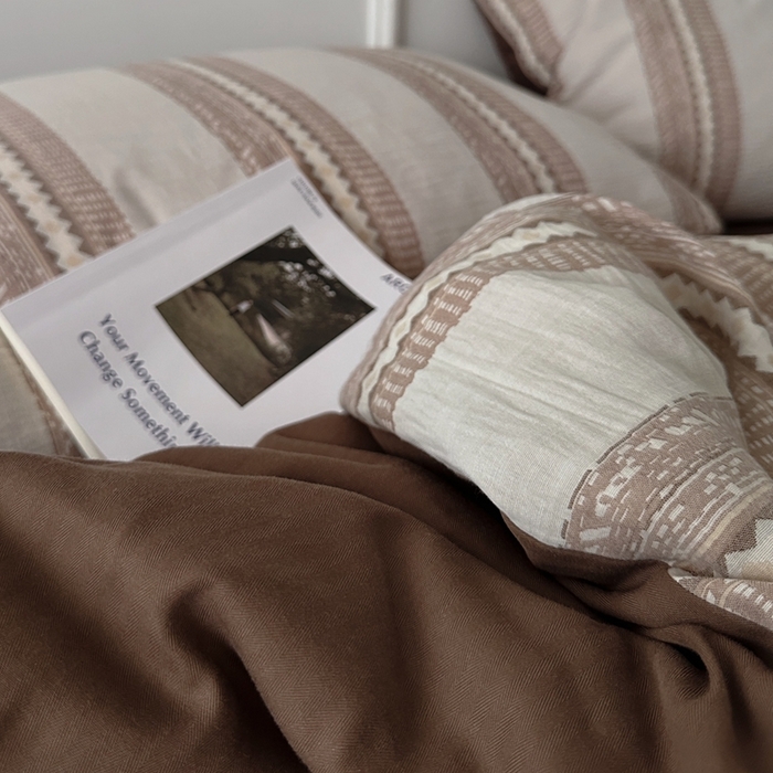 91家纺网 家纺一手货源 找家纺 柚可家居 2025新款40支全棉纯棉提花人字纹四件套-克拉玛依夜（风格二）（严格控价券后不低于：318和338元，套件会员减20元） 克拉玛依夜（枕套提花+蜜棕）